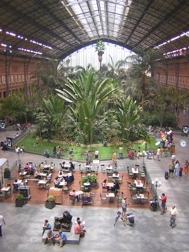 Vista de la vieja estación de Atocha, ahora convertida en un oasis urbano, un jardín de invierno en medio de la ciudad