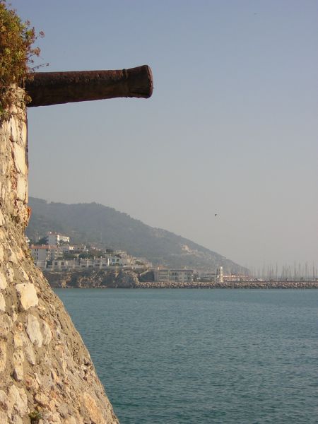 De las alturas de lo que aún se le llama El Baluarte, todavía apunta al mar un solitario cañón que, según dice la placa adjunta, disparó en algún momento contra una banda de corsarios ingleses, a quienes ahuyentó. El pueblo no era una presa tan importante para merecer un escuadrón de gran envergadura, por lo que dudo que el evento se encuentre en ningún libro de historia.