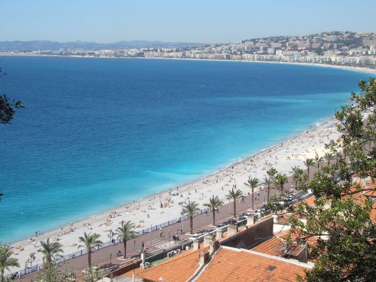 La playa vista desde el cerro donde estaba el fuerte que protegía la ciudad. El agua es muy clara pues como la playa no tiene arena, solo piedras, las olas no enturbian el agua.