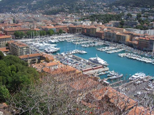 Desde el cerro del fuerte, mirando hacia el lado opuesto de la playa está el puerto que, como en todas estas ciudades, ha pasado de un sucio y espantoso puerto mercante y pesquero a un lujoso puerto de yates.