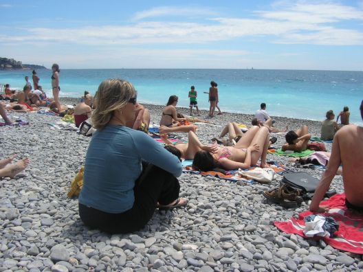 Lo dicho, la playa es de grueso canto rodado. Como Roxy posteriormente pudo sentir en carne propia, no es muy cómodo para acostarse y es imposible caminar hasta el mar. El paseo marítimo es inmejorable, y eso es lo lindo de Niza, pero si uno va pensando en hacer playa, pues no está tan bien.