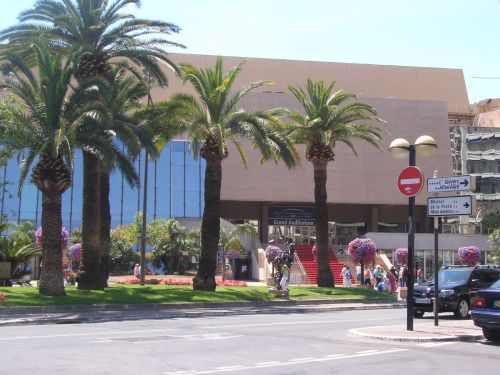 Es en este gran auditorio y centro de convenciones, edificado sobre terreno ganado al mar, que se celebra el festival de cine de Cannes