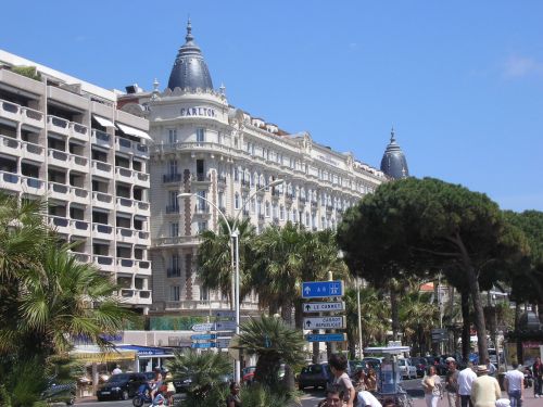 Uno de los tantos hoteles que adornan la costanera, este del más clásico estilo.